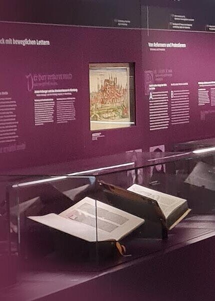 Ausstellungsraum im Bibel Museum Bayern
