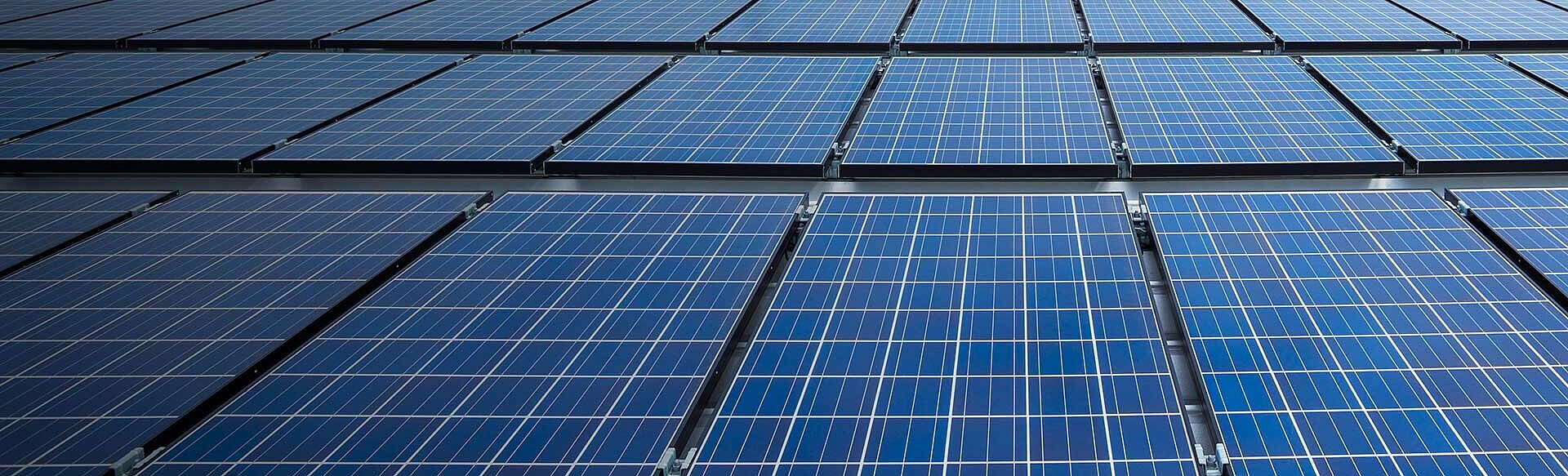 Photovoltaikanlage – Solarpanele auf dem Dach