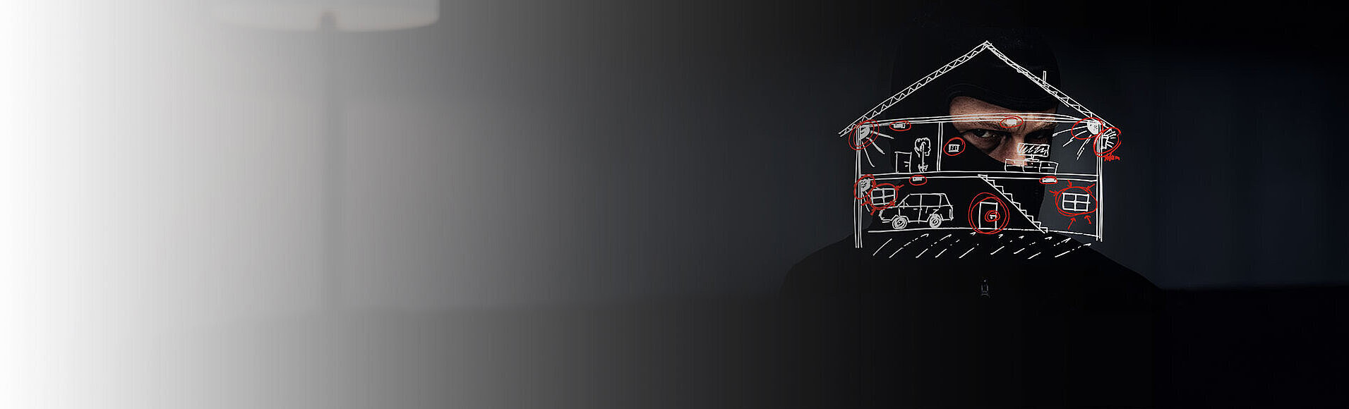 Maskierter Einbrecher im dunklen Raum.