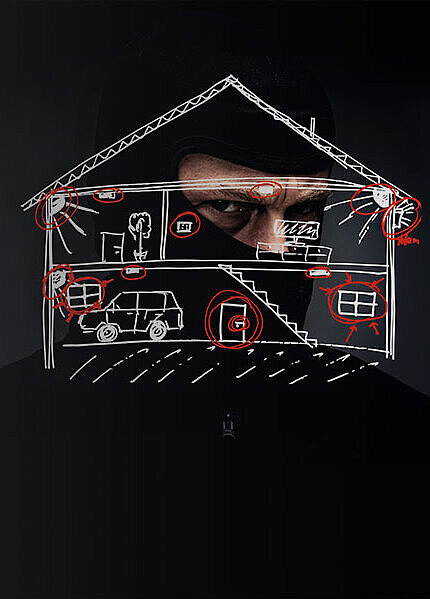 Maskierter Einbrecher im dunklen Raum.