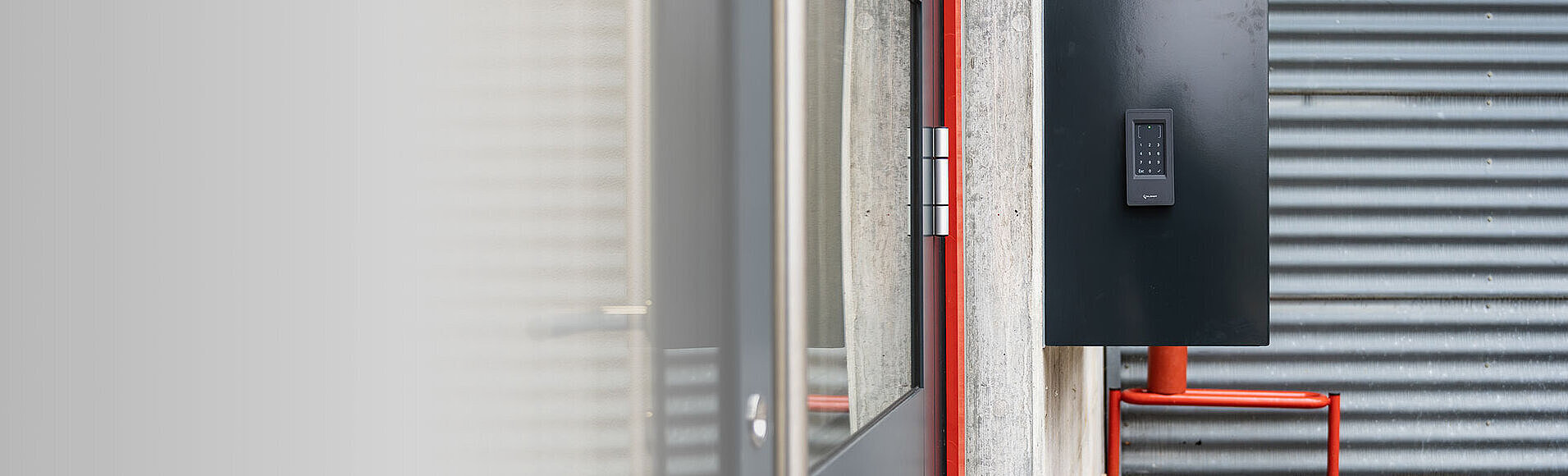 RFID-Leser mit Tastaturfeld, angebracht neben der Eingangstür.