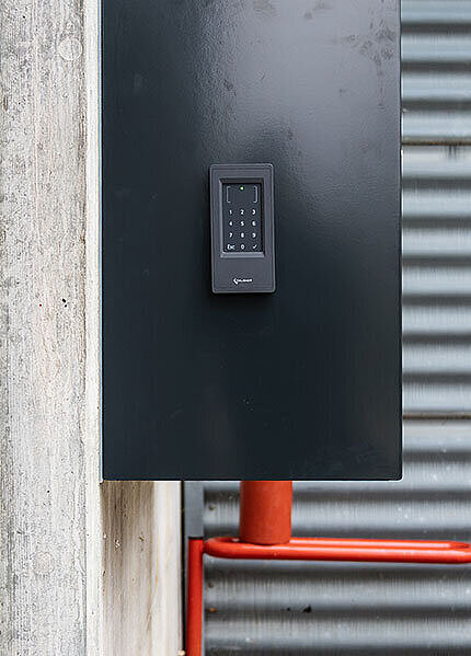 RFID-Leser mit Tastaturfeld, angebracht neben der Eingangstür.