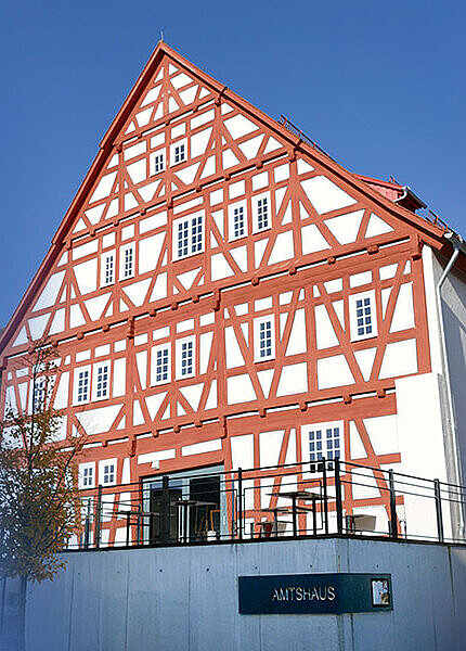 Sonnige Fassade des historischen Gastronomie-Gebäudes