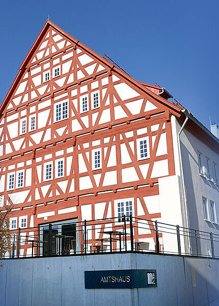 Sonnige Fassade des historischen Gastronomie-Gebäudes im Fachwerkstil.