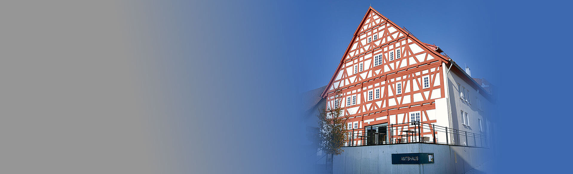 Sonnige Fassade des historischen Gastronomie-Gebäudes
