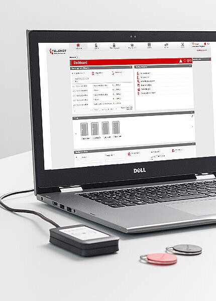 Laptop zeigt die Bedienoberfläche der Verwaltungssoftware.