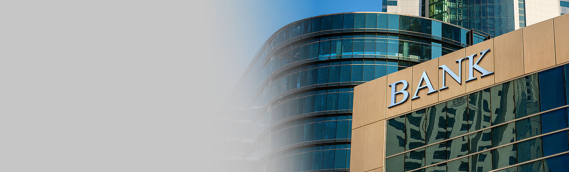 Glasfassaden von Bankgebäuden.