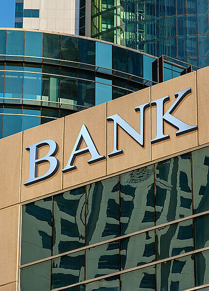 Glasfassaden von Bankgebäuden.