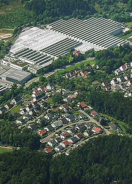 Luftaufnahme von Kessler + Co am sonnigen Sommertag in grüner, ländlicher Umgebung.