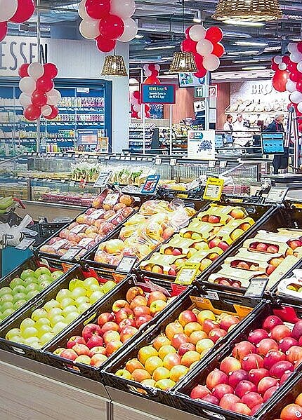 Innenansicht von REWE-Obstabteilung.