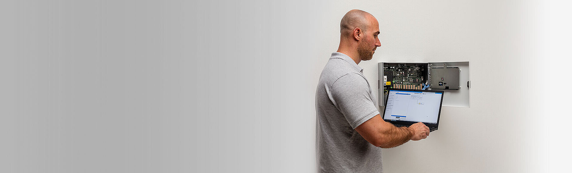 Facherrichter parametriert via Laptop die Gefahrenmelderzentrale.