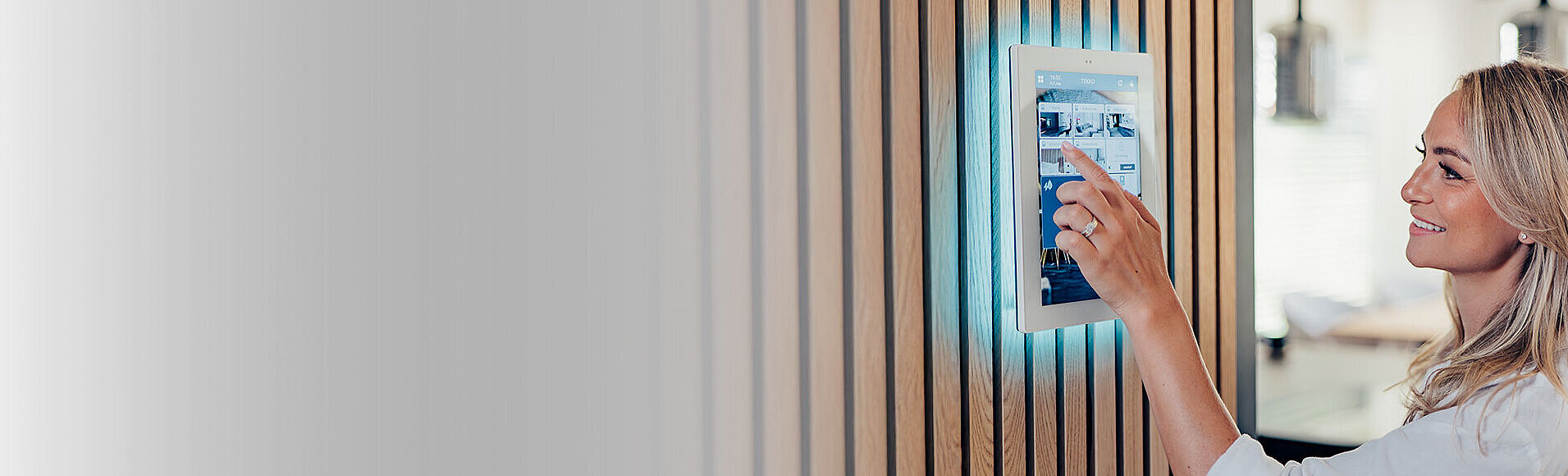 Nahaufnahme des TC 10 Controllers mit einem hochauflösenden 10 Zoll Full HD Touchdisplay. Eine Frau beschäftigt sich gerade mit dessen Bedienung.