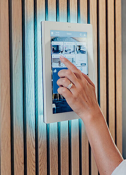 Nahaufnahme des TC 10 Controllers mit einem hochauflösenden 10 Zoll Full HD Touchdisplay. Eine Frau beschäftigt sich gerade mit dessen Bedienung.