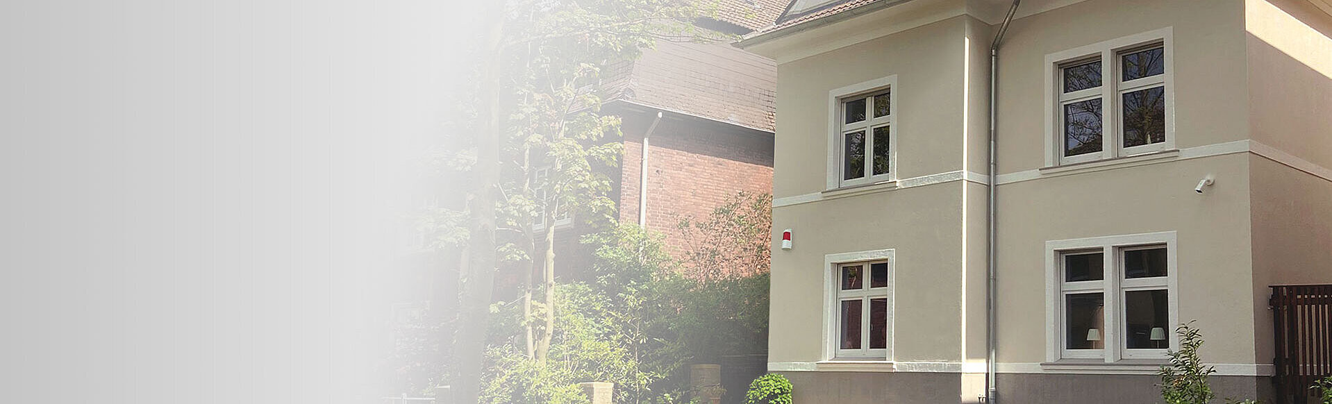 Altbau-Fassade mit optisch-akustischem Signalgeber von TELENOT, hoch an der Wand montiert.