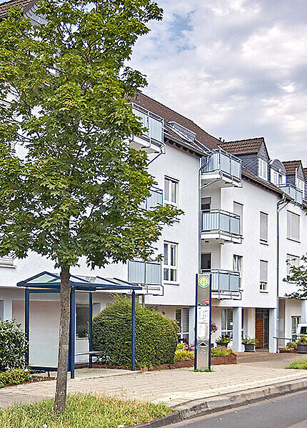 Straßenansicht der Klinik.