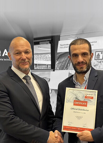 Mirko Wolf  von Telenot überreicht an Michal Wilewski von Draftel das Zertifikat als offizieller Distributor.