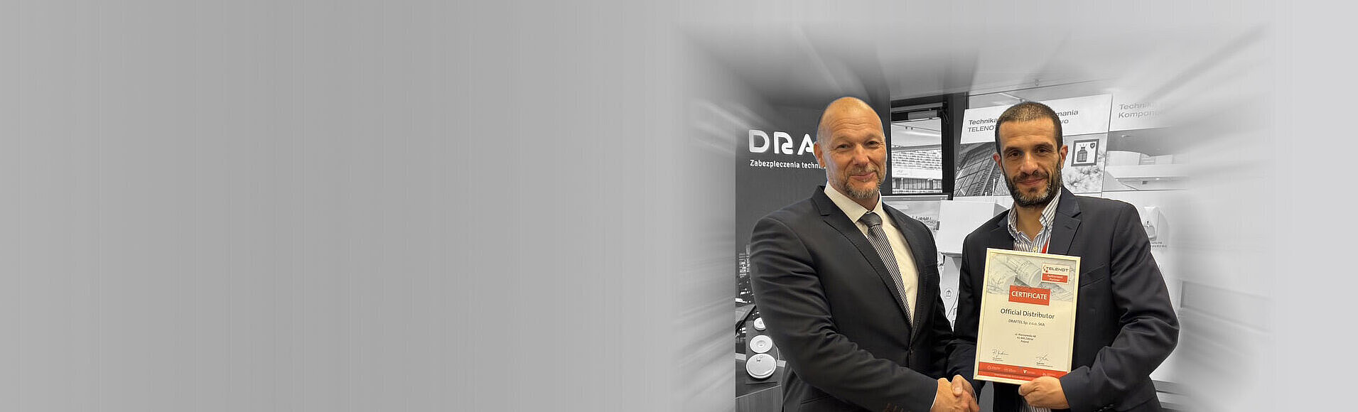 Mirko Wolf  von Telenot überreicht an Michal Wilewski von Draftel das Zertifikat als offizieller Distributor.