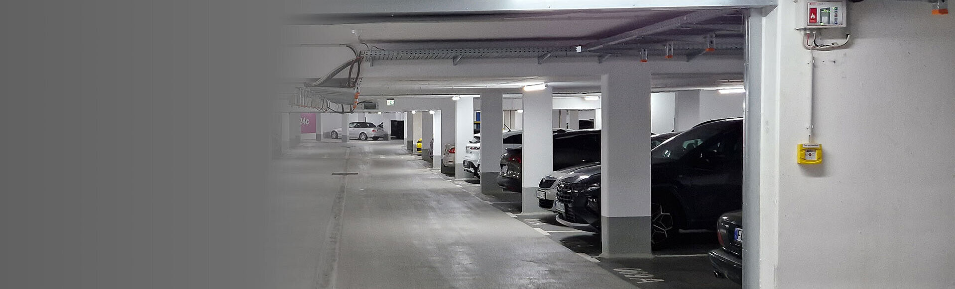 Mittelgang der beleuchteten Tiefgarage