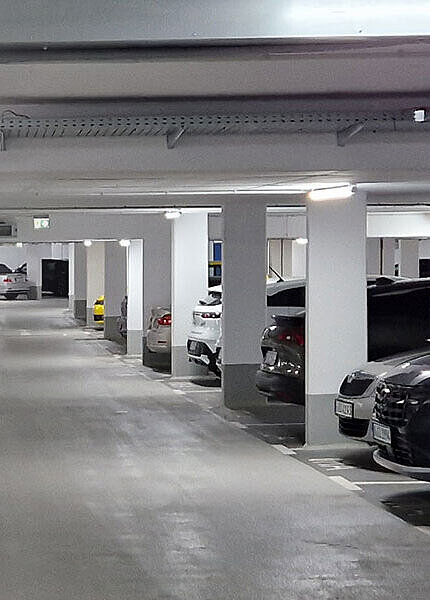 Mittelgang der beleuchteten Tiefgarage
