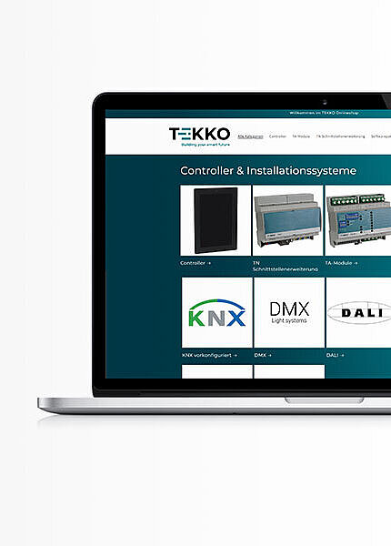 Notebook-Bildschirm zeigt die Produktseite des Online-Shop.