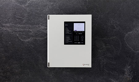 Brandmelderzentrale hifire 4400 an dunkler Wand.