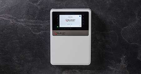 Brandwarnanlage hifire 4100 XS an dunkler Wand.